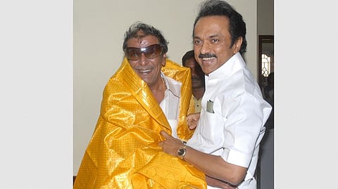 2011 ஆம் ஆண்டு மறைந்த மு.க. முத்துவின் பிறந்தநாளையொட்டி, அப்போதைய தமிழக துணை முதல்வர் மு.க.ஸ்டாலின் அவரது இல்லத்திற்கு நேரில் சென்று வாழ்த்து தெரிவித்தார். (பழைய படம்)