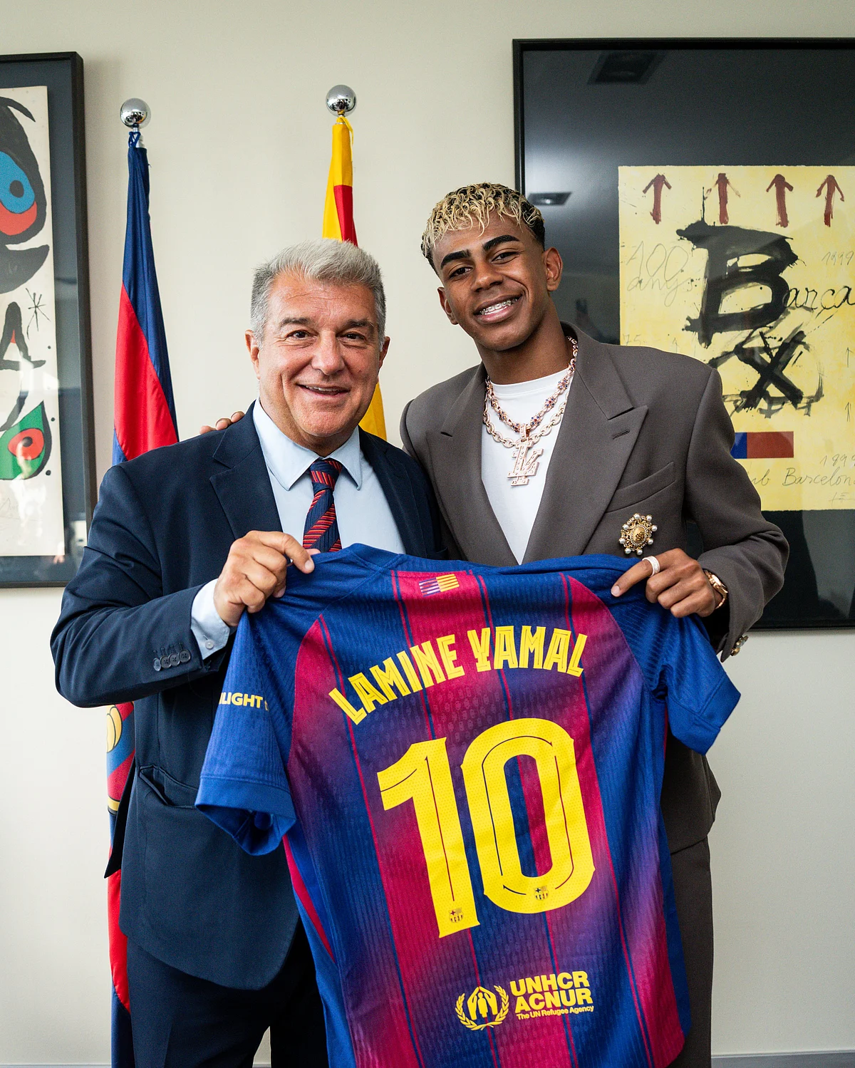 Lamin Yamal with a jersey with a new number.