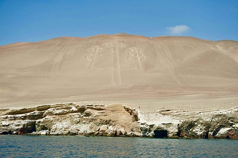 Figura de El Candelabro, en la Reserva Nacional de Paracas.