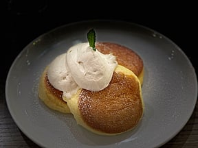 Souffle pancakes at Flipper’s. PHOTO BY ADAM WAXMAN/DINE AND DESTINATIONS MAGAZINE