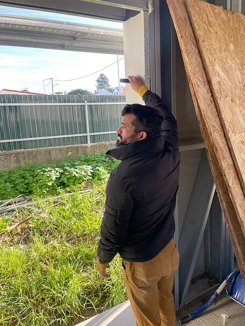 Anchieta Távora trabalha com troca de janelas, procedimento que ameniza o frio nas casas.