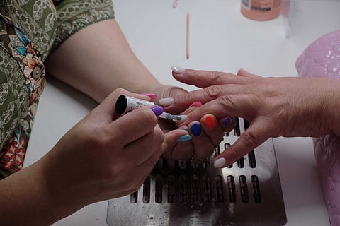 Manicure é uma das vagas.