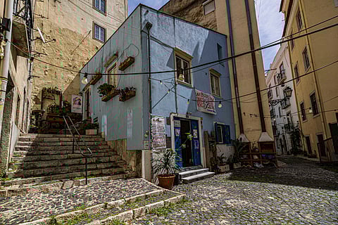 A Associação Renovar a Mouraria fica no Beco do Rosendo, número 10, no Centro de Lisboa.