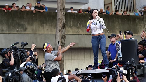 Corina Machado discursa para os seus apoiantes em Caracas.