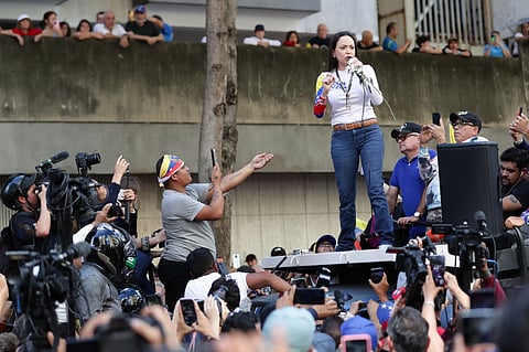 Corina Machado discursa para os seus apoiantes em Caracas.