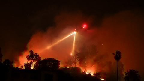 Helicóptero no combate às chamas em Hollywood. Na maior parte do tempo, os ventos fortes impediram  o uso de meios aéreos. 