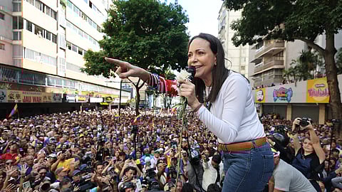 María Corina Machado no meio da multidão no protesto em Chacao, Caracas.