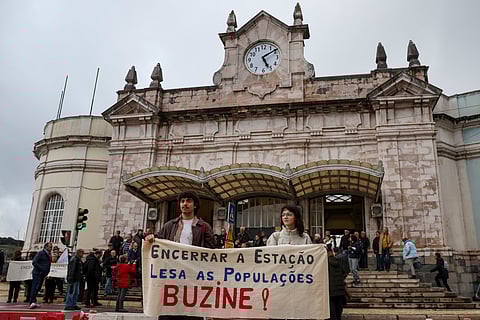 Mais de 200 pessoas despediram-se do último comboio que saiu do centro de Coimbra