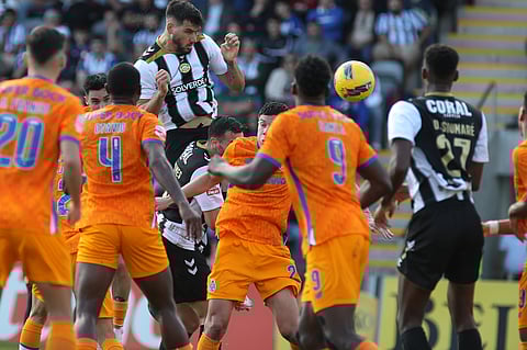 José Vítor cabeceia para o segundo golo do Nacional frente ao FC Porto.