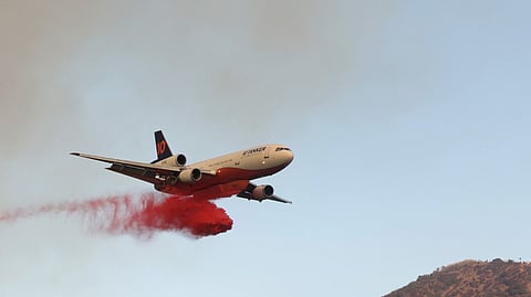 O que é a mistura química atirada pelos aviões nos incêndios que tem criado cenários cor de rosa sobre as cinzas em Los Angeles?