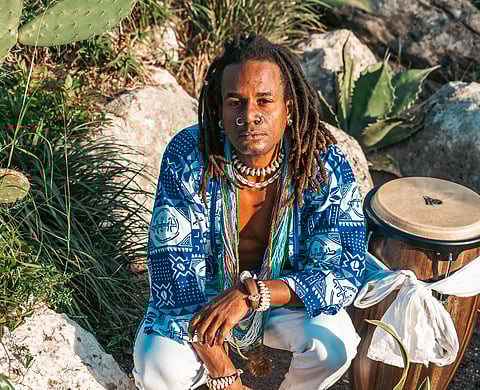 Jeã de Assis leva a cultura da Bahia para o mundo através de suas músicas.