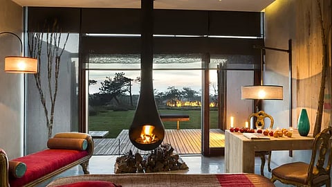 Um dos quartos do Hotel Areias do Seixo, em Santa Cruz.