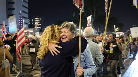 Manifestantes em frente à sede do partido Likud, no poder, em Telavive, reagem à notícia do cessar-fogo.