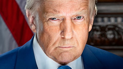 Trump na foto oficial divulgada pela equipa a dias da tomada de posse. A fazer lembrar a foto de quando foi preso.