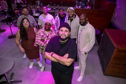 Lucas Macedo (de gorro) com a banda Terapia do Pagode