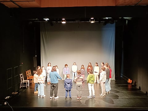 Grupo de crianças com elevadas capacidades em contacto com as artes do palco. 
