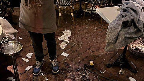 Vestígios do ataque no chão de uma esplanada após o ataque.