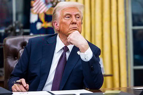 Donald Trump, o novo presidente dos EUA, a assinar ordens executivas após tomada de posse