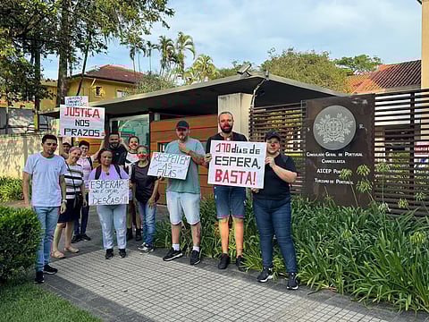 Manifestantes usavam nariz de palhaço.