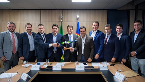 Ministro dos Portos e Aeroportos, prefeito de Recife, ministro do Turismo e presidente da Embratur no anúncio do voo, junto com representantes da Azul.