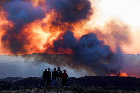 Novo incêndio a norte de Los Angeles obriga à retirada de mais de 30 mil pessoas