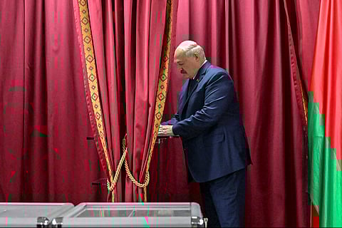 Lukashenko na assembleia de voto.