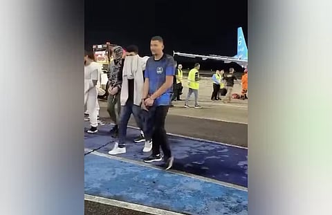 Reprodução de vídeo que mostra brasileiros deportados dos EUA a desembarcarem algemados e com pés acorrentados.