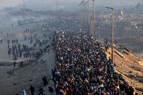 Milhares de palestinianos começam a regressar ao norte de Gaza
