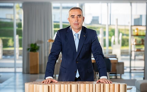 Mário Rocha, CEO da Antarte, com a mesa que terá o livro de honra do Pavilhão de Portugal