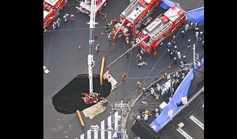 O buraco tem cerca de 10 metros de largura e cinco de profundidade.