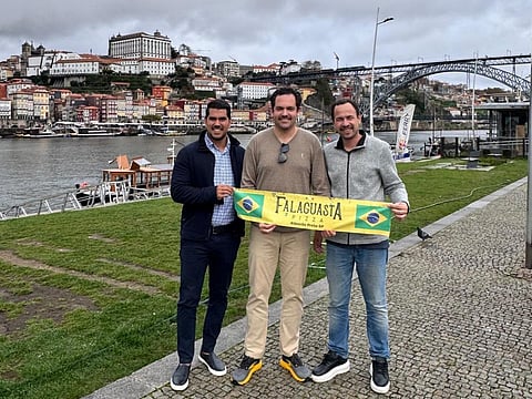 Rafael Falaguasta (centro) com os sócios Anderson Figueiredo e Vinícius Franco, no Porto.
