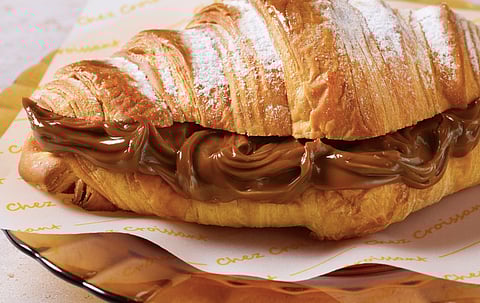 Um croissant com caramelo salgado da Chez Croissant