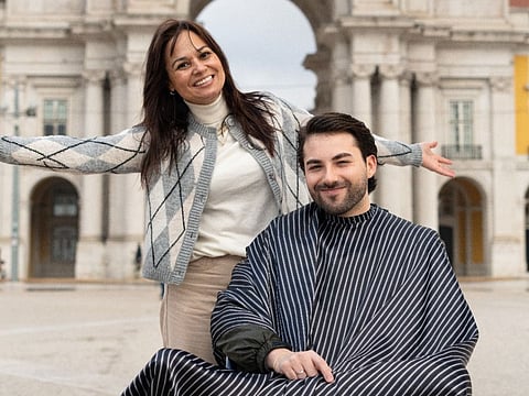 Uma vez por mês, Niquele vai cortar cabelos num ponto turístico de Lisboa.