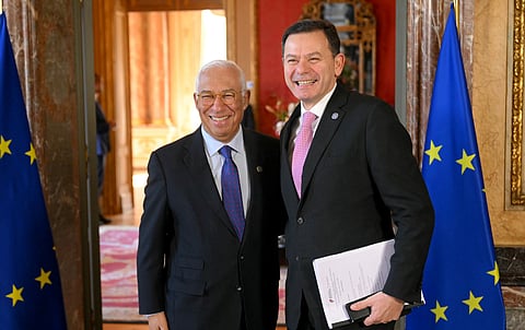 Montenegro, na foto ao lado de António Costa, está em Bruxelas no primeiro retiro de líderes da União Europeia (UE). 