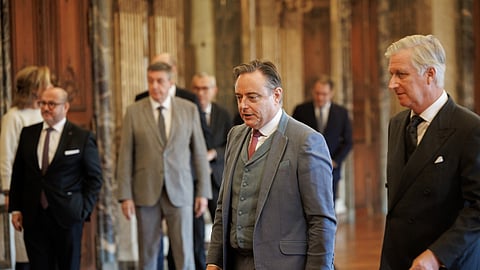 Bart De Wever (ao centro) junto do rei Filipe.