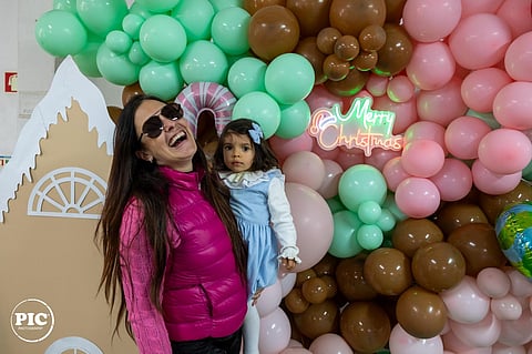 Dani Salles e a filha Maya.