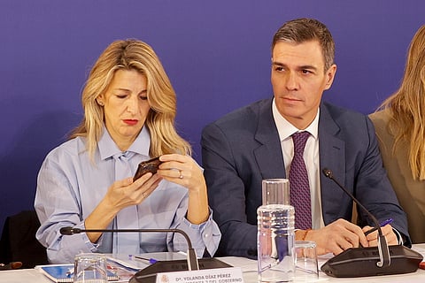 Yolanda Díaz e o primeiro-ministro espanhol Pedro Sánchez. A ministra do trabalho falou num "dia histórico" para Espanha. 