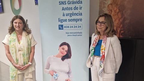 Sandra Cavaca (à esq) com a ministra da Saúde, Ana Paula Martins, no dia em qur foi inaugurada a Linha SNS24.  