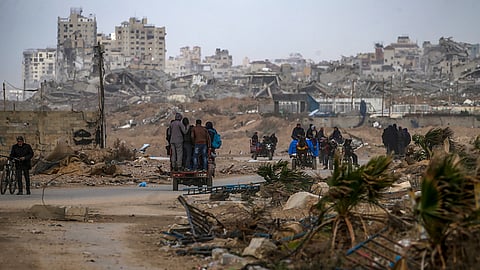 Palestinianos às portas da cidade de Gaza.