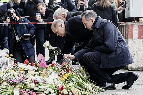 Olaf Scholz deposita flores no local do ataque em Munique