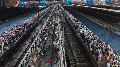 18 mortos por esmagamento em estação de comboios em Nova Deli