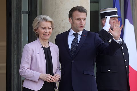 Von der Leyen e o presidente francês, Emmanuel Macron, antes da reunião guerra na Ucrânia.