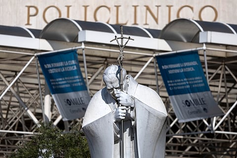 Papa Francisco continua com quadro clínico "complexo" e apresenta pneumonia bilateral