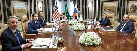 Secretário de Estado, Marco Rubio, e o chefe da diplomacia russo, Sergei Lavrov, à mesa das conversações sobre a guerra na Ucrânia