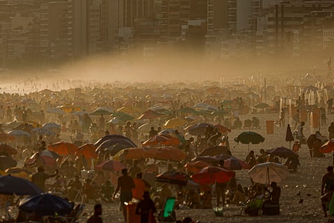 Praia cheia no Rio de Janeiro