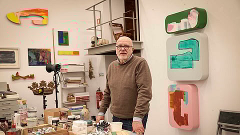Pedro Calapez, no seu atelier, junto de um dos painéis em alumínio, ainda inacabado.
