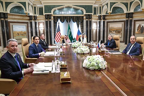 O príncipe saudita Faisal bin Farhan Al Saud (ao fundo, à esq.), ministro dos Negócios Estrangeiros, e o conselheiro de Segurança Nacional Mosaad bin Mohammad Al-Aiban receberam as delegações dos EUA e da Rússia.