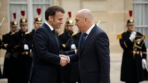 Macron e Ilie Bolojan, presidente interino da Roménia, um dos poucos que foi em pessoa à reunião.