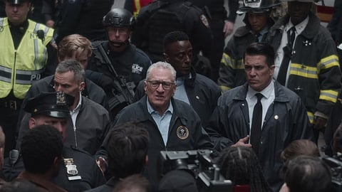 George Mullen/Robert De Niro a discursar em Manhattan.