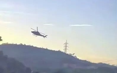 Helicóptero da polícia embate nos fios elétricos quando tentava escapar de tiroteio de criminosos (com vídeo)